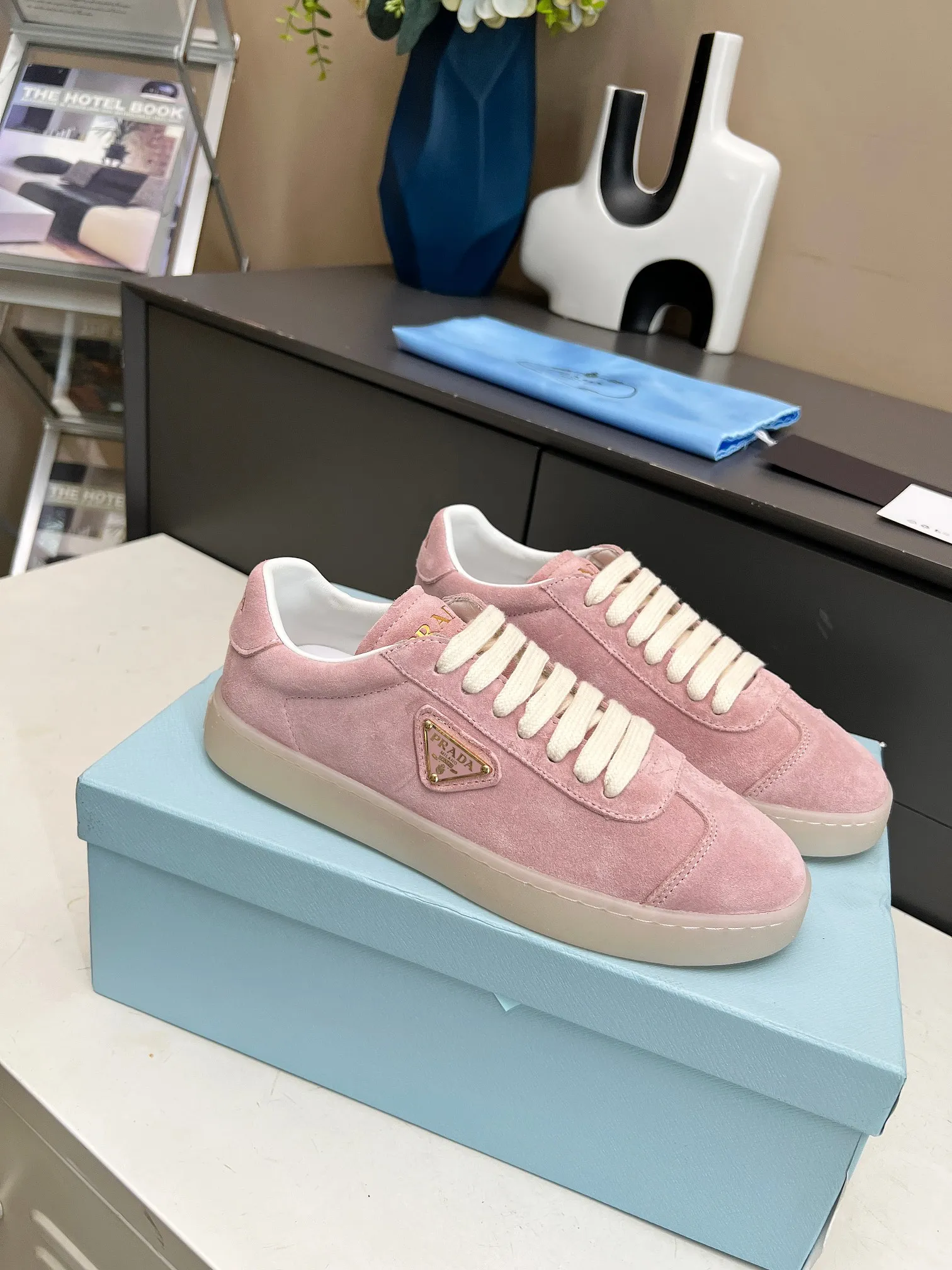 👟👟Ex-factory price 480👟👟 2024 Prada/Prada "couples" metal logo decorated Lane leather sneakers. This sneaker is fashionable and simple, showing the full integration of minimalist style and sports personality. Easy to wear and durable, artistic retro style. Leather material: original imported cowhide. Lining: sheepskin lining. Shoe logo: enamel-coated triangular metal logo. Size: 35-45 (female 41, male 45, custom-made, non-returnable).
